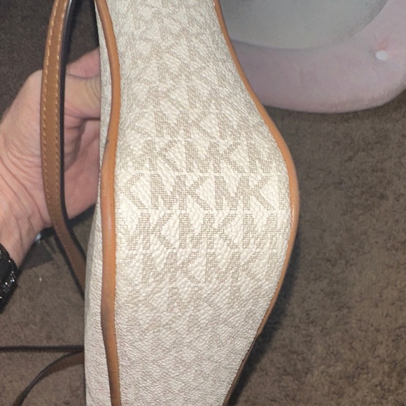 Michael Kors Cream and Gold Crossbody Bag - Picture 6 of 8